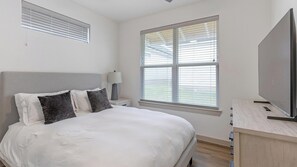 3 bedrooms, desk, iron/ironing board, WiFi - Landing | Stylish 3BD, Gym, Clubhouse (Fort Worth)