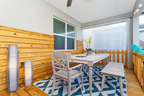 Lakefront 9 Bedroom Villa: Arcade, Themed Rooms, Lazy River