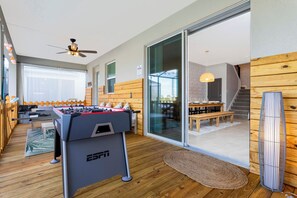 Games room - Lakefront 9 Bedroom Villa: Arcade, Themed Rooms, Lazy River (Kissimmee)