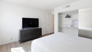 2 bedrooms, desk, iron/ironing board, WiFi - Landing | Stylish 2BD, Courtyard (Paradise)