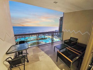 Outdoor dining - Luxury, Family-Friendly Studio 1-0802B on the Beach! (Puerto Peñasco)