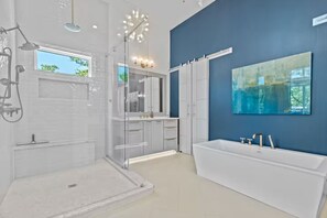 Luxury House, Garden View | Bathroom | Towels, soap, shampoo, toilet paper - Luxurious Retreat - Private Creek View (Hot Springs)