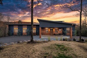 Exterior - Luxurious Retreat - Private Creek View (Hot Springs)