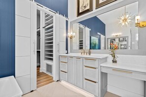 Luxury House, Garden View | Bathroom | Towels, soap, shampoo, toilet paper - Luxurious Retreat - Private Creek View (Hot Springs)