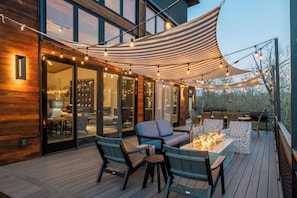 Outdoor dining - Luxurious Retreat - Private Creek View (Hot Springs)