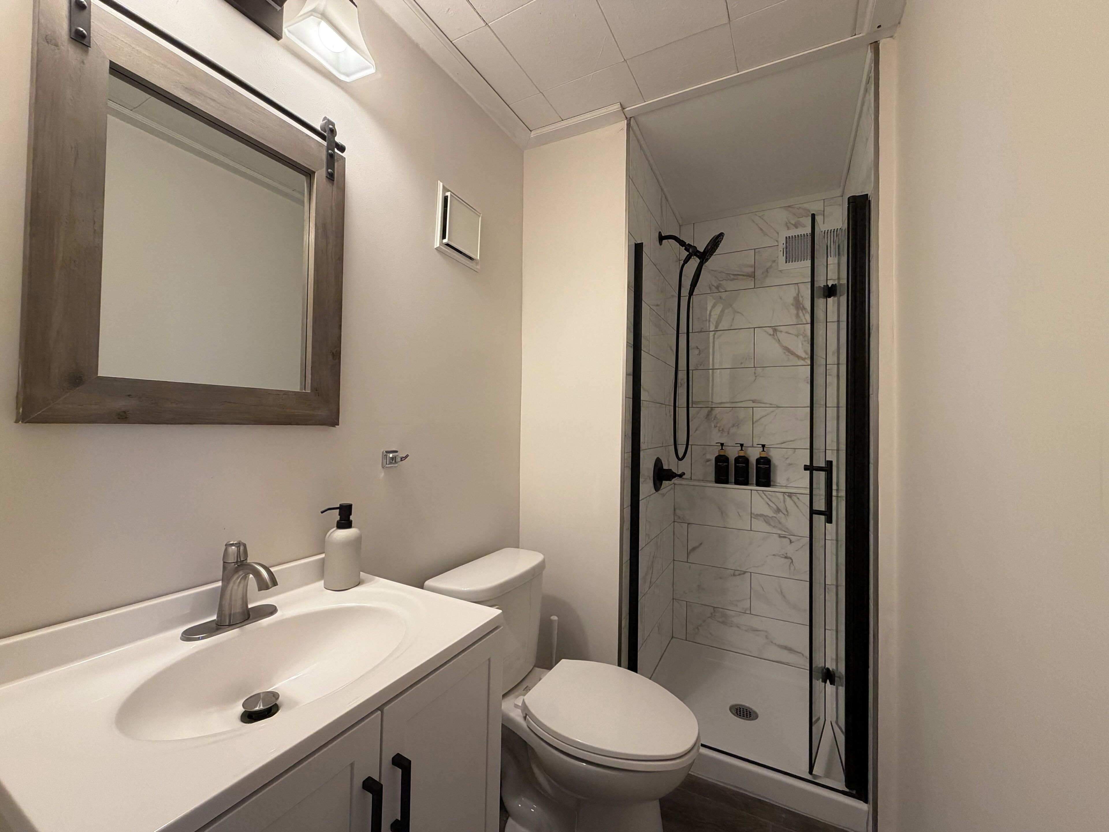 Douche, séchoir à cheveux, serviettes fournies, savon