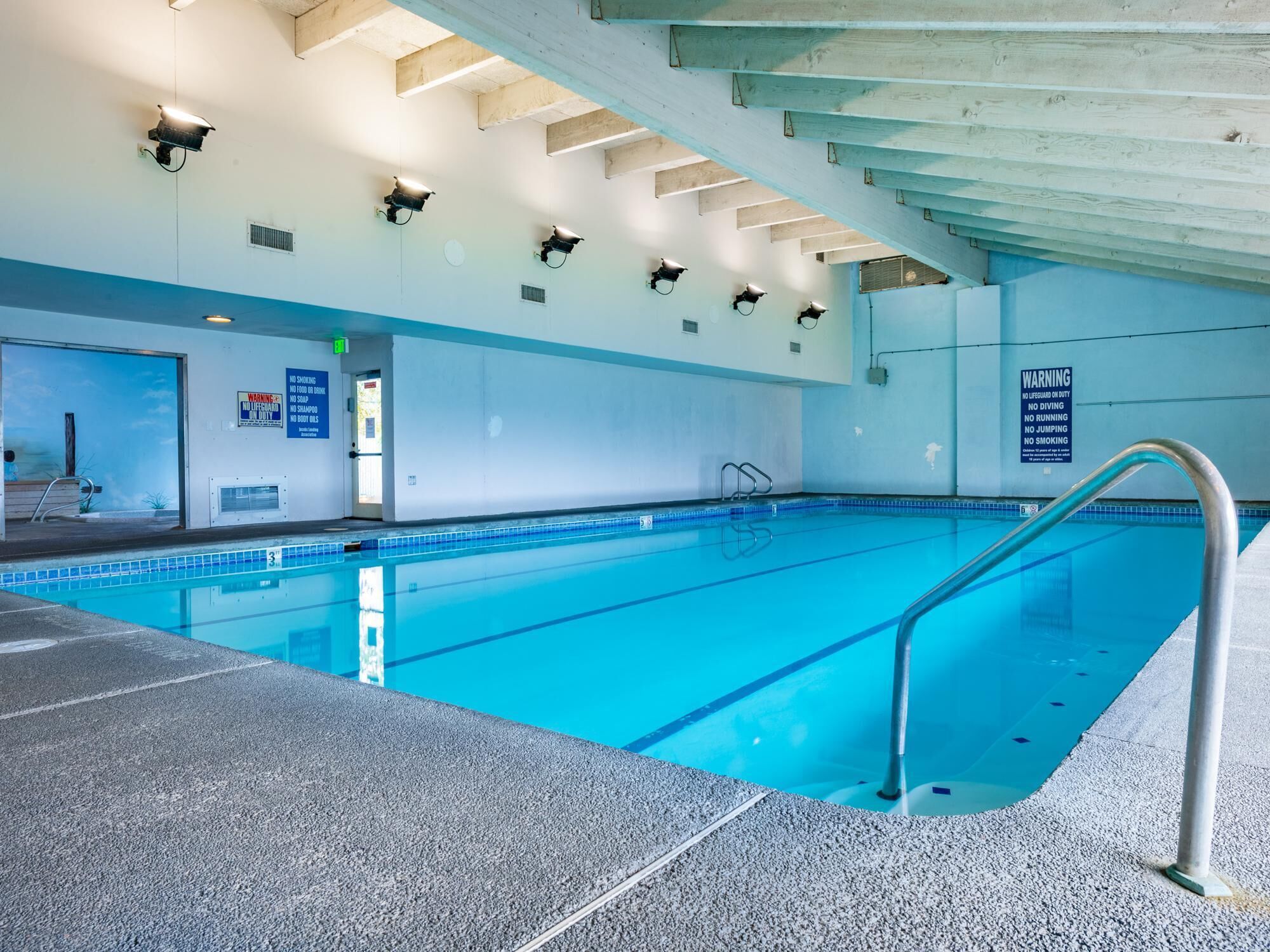 Una piscina cubierta, una piscina climatizada