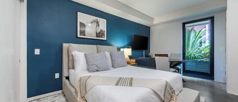 Desk, iron/ironing board, WiFi, bed sheets