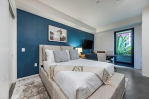 Desk, iron/ironing board, WiFi, bed sheets - Landing | Stunning Studio, Clubhouse, Gym (San Diego)