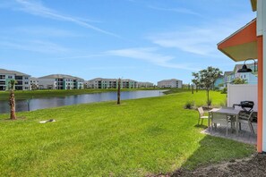 Outdoor dining - Spacious 4-bedroom Kissimmee townhome near Theme Parks, Promenade at Sunset, H20 (Kissimmee)