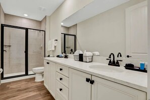 Dusche, Haartrockner, Bidet, Handtücher