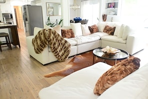 Smart TV, fireplace, stereo