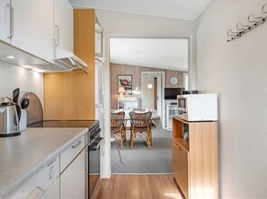 Kühlschrank, Mikrowelle, Geschirrspüler, Kochgeschirr/Geschirr/Besteck