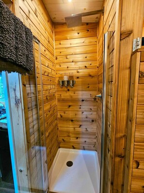 Bathroom - Big Rock Cabin | Wilderness Adventure Getaway (Dysart)