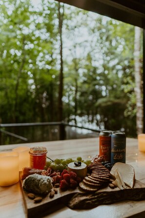 Outdoor dining - Big Rock Cabin | Wilderness Adventure Getaway (Dysart)