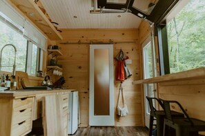 Private kitchen - Big Rock Cabin | Wilderness Adventure Getaway (Dysart)