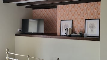 Superior Double Room, Ensuite (Room 6) | Iron/ironing board, free WiFi