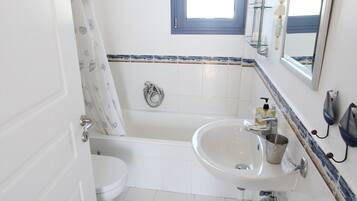 Douche, sèche-cheveux, serviettes fournies