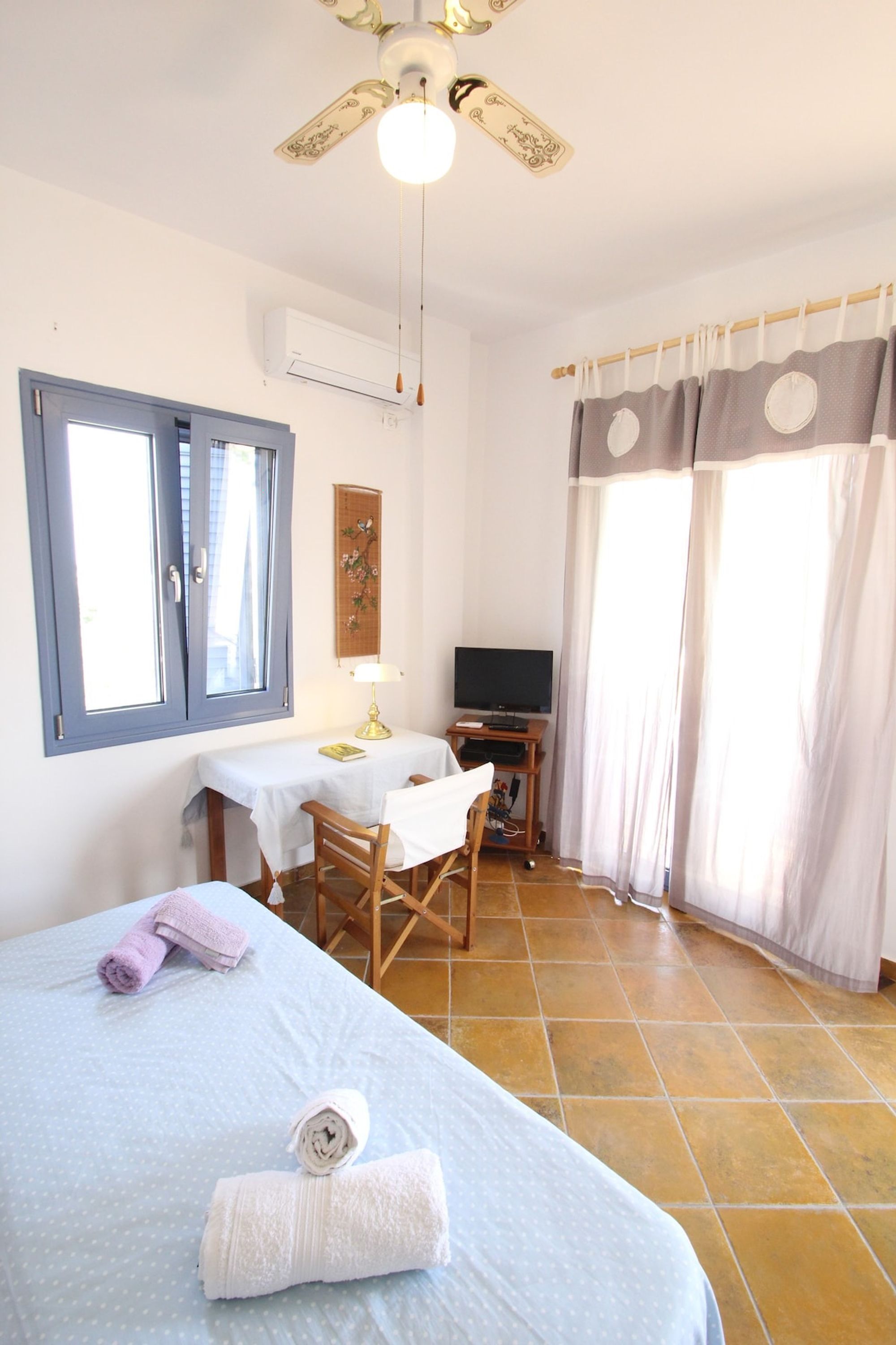 1 quarto, escrivaninha, Wi-Fi de cortesia, roupa de cama