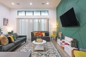 Living area - Solara/3BRs/FIFA/Sleeps14/NRG/HTX/Arcade/LaserTag (Houston)