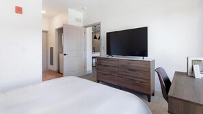 1 bedroom, desk, iron/ironing board, WiFi - Landing | Stylish 1BD, Pool, Gym (Richmond)