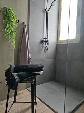 Shower, towels - Casa Bohemia (Boa Vista)