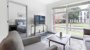 Smart TV - Landing | Stunning 1BD, Gym, Pool (Richmond)
