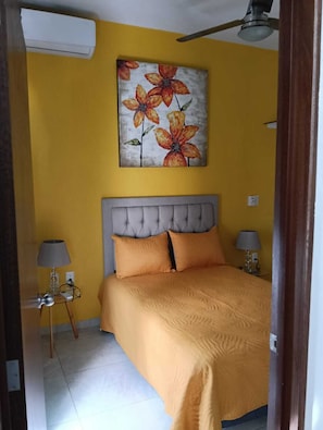 1 dormitorio, tabla de planchar con plancha, wifi y ropa de cama