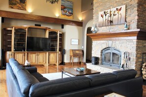 Smart TV - High-End Waterfront Estate in Stratford | Relax, Unwind, Enjoy Views (Stratford)
