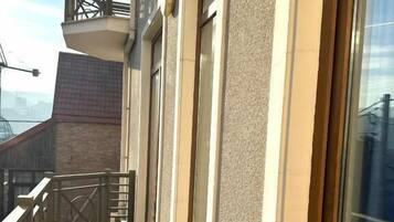 Standard-Doppel- oder -Zweibettzimmer, Balkon, Stadtblick | Unterkunftsgelände