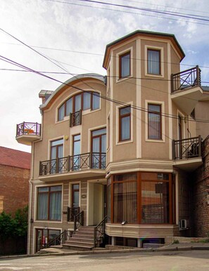 Front of property - Hotel Nebula Inn (Tbilisi)