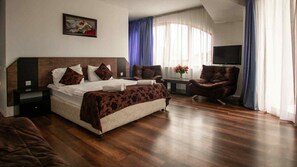 Egyptian cotton sheets, premium bedding, desk, soundproofing - Hotel Nebula Inn (Tbilisi)