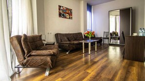 Egyptian cotton sheets, premium bedding, desk, soundproofing - Hotel Nebula Inn (Tbilisi)