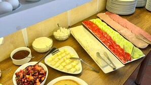 Un buffet proposant une variété de plats et d’ustensiles.