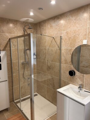 Bathroom - Vrbo Property (Tarbes)