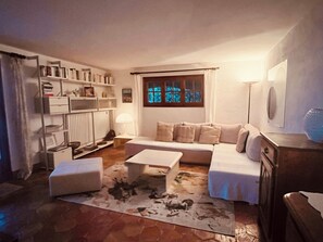 Books - Exclusive, quiet vacation apartment with fantastic sea views and pool (Cavalaire-sur-Mer)