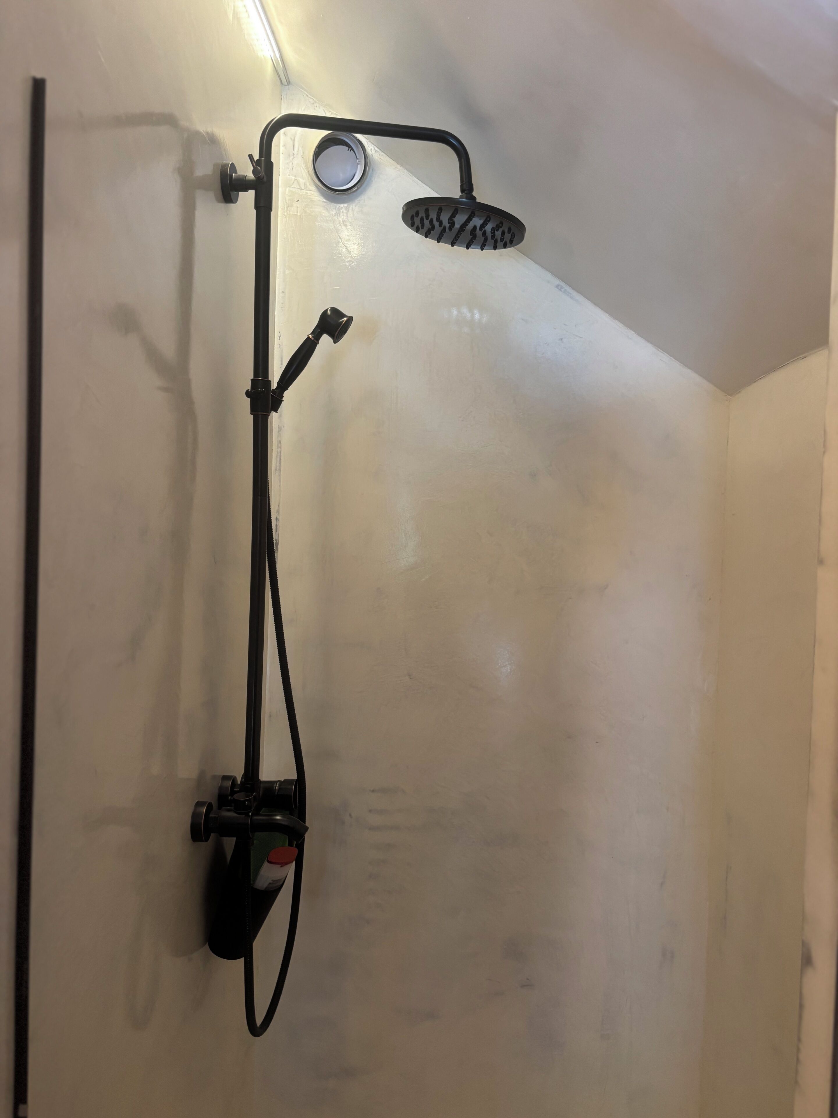 Een douche met een handdouche en een slangdouche.