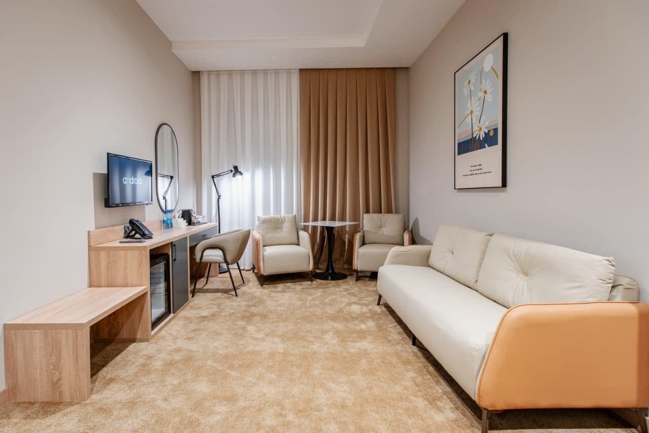 Quarto duplo standard, 1 quarto, vista para a cidade | Área de estar