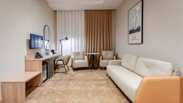 Quarto duplo standard, 1 quarto, vista para a cidade | Área de estar