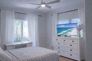 4 bedrooms, WiFi, bed sheets - Bayfront Retreat on 1.5 Acres - Private Dock - 4BR Near Destin (Freeport)