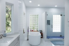 Bathroom - Bayfront Retreat on 1.5 Acres - Private Dock - 4BR Near Destin (Freeport)