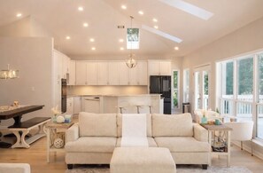 Living area - Bayfront Retreat on 1.5 Acres - Private Dock - 4BR Near Destin (Freeport)