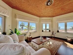 Smart TV - Villa Luxo Vista Mar, Piscina, Jacuzzi - Luz (Luz)
