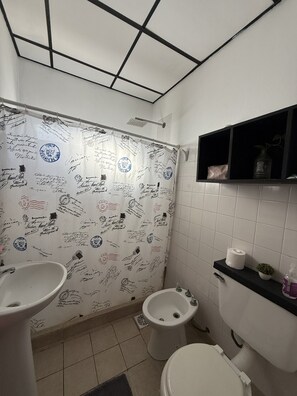 Douche, bidet, serviettes fournies, savon