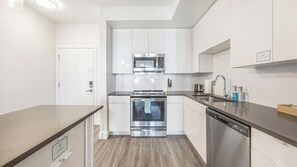 Fridge, dining tables - Landing | Beautiful 1BD, Pool, Gym (Tampa)