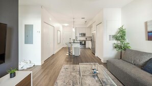 Un appartement moderne comprenant une cuisine, un espace de vie et un coin repas.