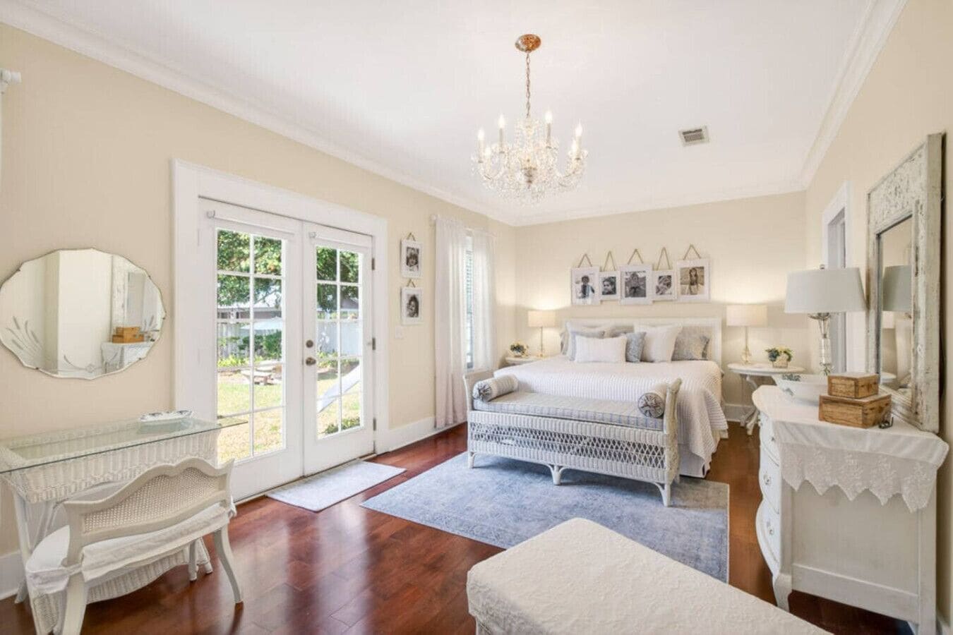 3 bedrooms, desk, WiFi, bed sheets