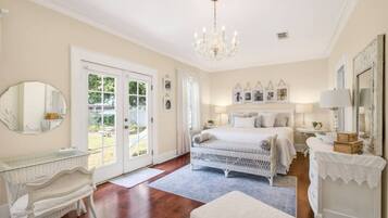 3 bedrooms, desk, WiFi, bed sheets