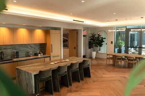 Dining - The Skyline Luxe Suite | 1BR+Den Downtown Miami (Miami)