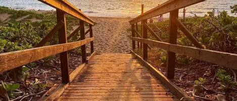 En la playa, camastros y toallas de playa